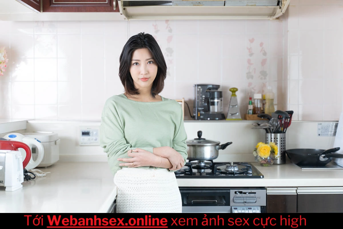 Nửa đêm bắt gặp em vợ đang nứng lồn trong bếp hình 1